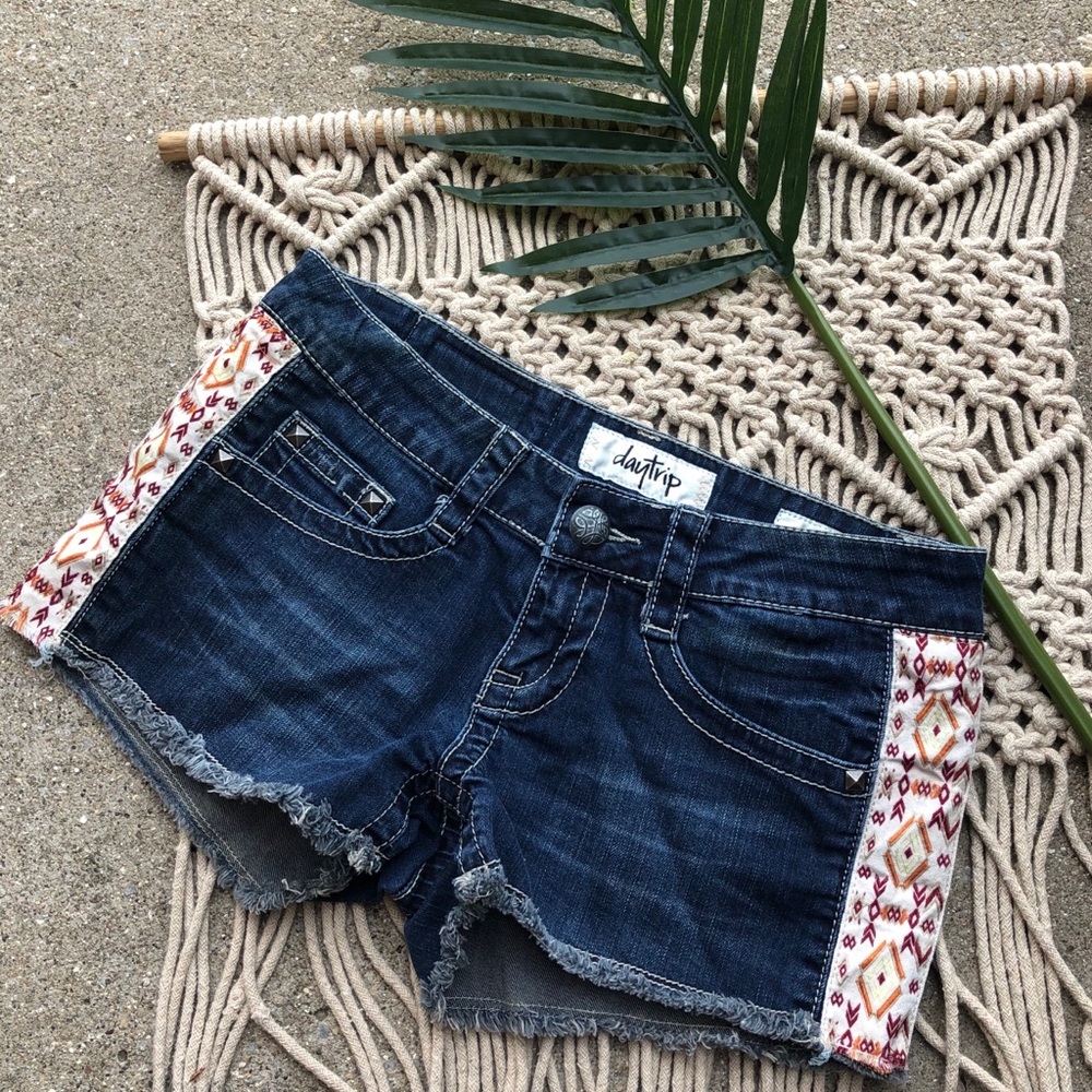 Daytrip Jean Shorts Size 26 - Tribal Print